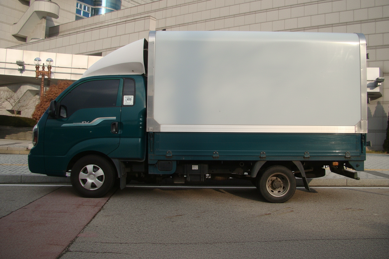 용달차가 주차되어 있는 모습 1